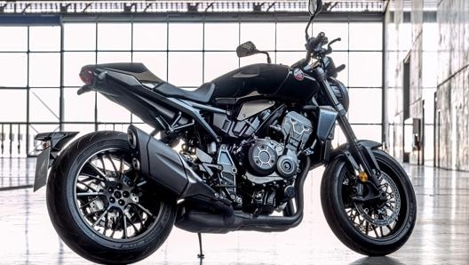 La Honda CB1000R 2021 Black Edition è impreziosita da una tinta completamente nera e accessori di serie