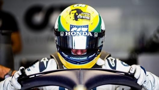 Il casco utilizzato da Gasly a Imola in ricordo di Ayrton Senna. Twitter Pierre Gasly