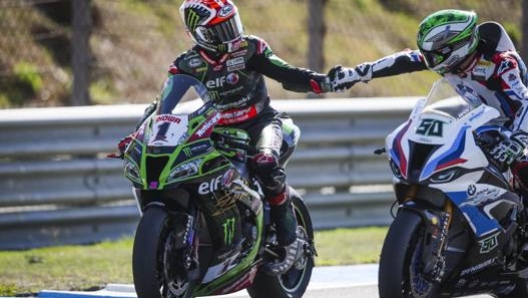 Laverty su Bmw si complimenta con Rea su Kawasaki. Epa