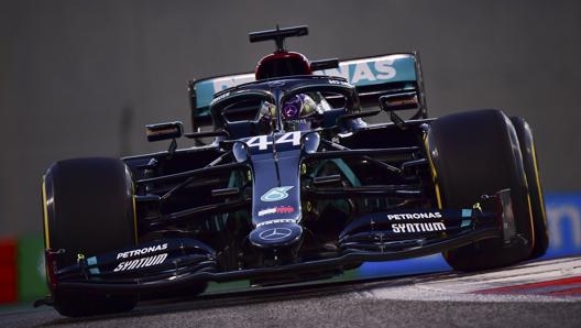 Lewis Hamilton in azione ad Abu Dhabi. Lapresse