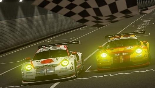 Un arrivo in volata tra due Porsche 911 Rsr