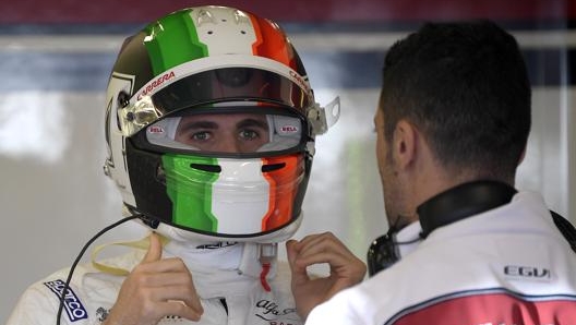 Antonio Giovinazzi con il casco tricolore nel 2019. Ap