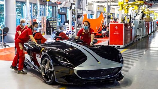 Una Ferrari Monza SP2 nello stabilimento di Maranello. Afp