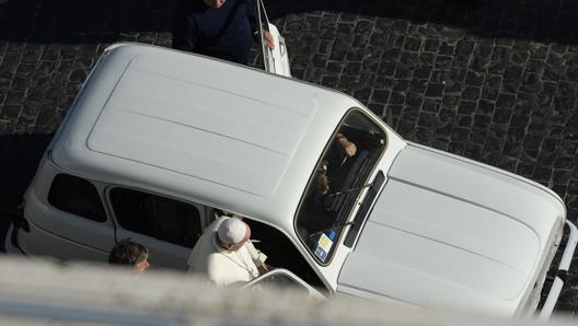 Papa Francsco su una Renault 4 bianca. Afp