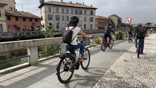 Cicloturisti sulla ciclabile del Naviglio Grande a Milano. Masperi