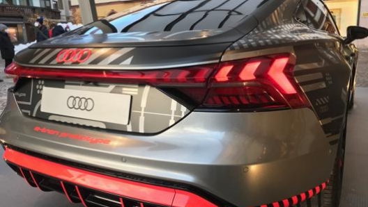 La coda del prototipo della Audi RS e-tron GT esposto a Cortina