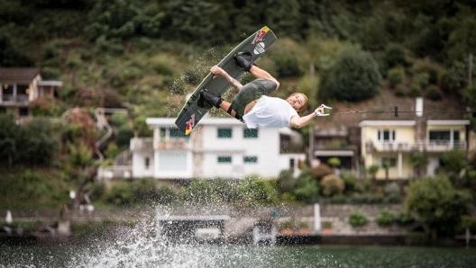 Massimiliano Piffaretti, wakeboarder di professione, è nato a Como nel 1995