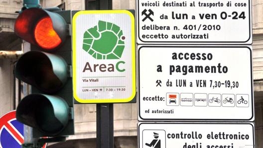 Un varco dell’Area C di Milano