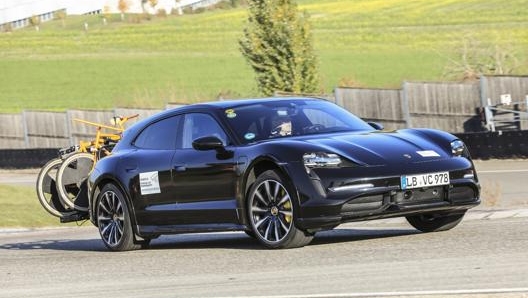 La Porsche Taycan Cross Turismo durante i test della casa tedesca