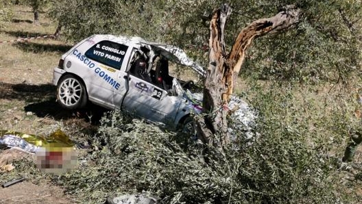 L’auto di Parisi-Coniglio dopo l’incidente. Ansa