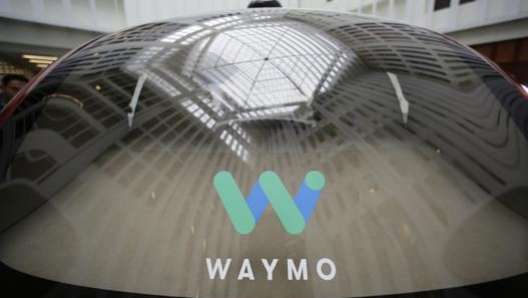 In Arizona debuttano i robotaxi di Waymo. Ap