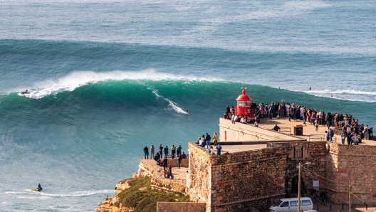 La spettacolare vista dal cliff di Nazarè: Marcianò all'orizzonte cavalca la sinistra gigante. (foto di Vince Babkirk)