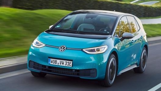 La Volkswagen ID.3 Tour con batteria da 77 kWh ha un’autonomia di 549 km