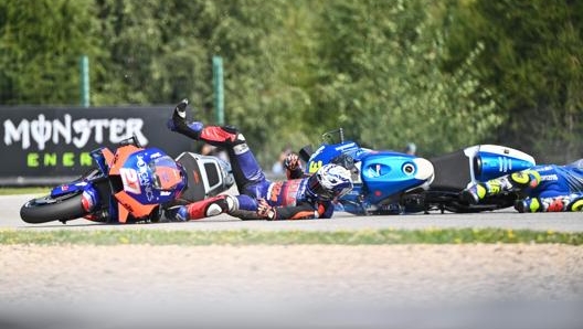 Lecuona (Ktm) e Mir (Suzuki) a terra sul circuito di Brno, Repubblica Ceca. Afp