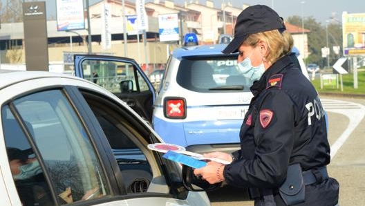 Un posto di blocco della polizia in una foto d’archivio. Ansa