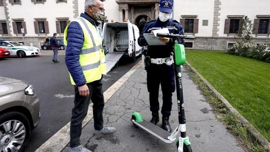 Agenti della Polizia Locale  multano un monopattino in Piazza Beccaria a Milano. Ansa