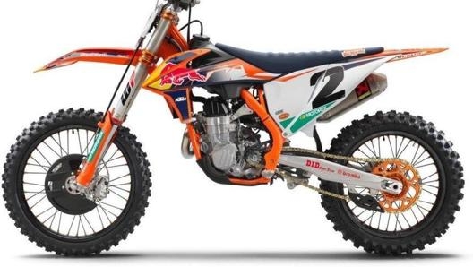 La Ktm 450 SX-F Factory Edition adotta la livrea delle Ktm ufficiali che corrono nell’Ama Supercross