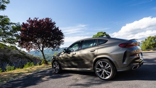 Bmw X6 M50d passa da 0 a 100 Km/h in soli 5,2 secondi, mentre il consumo a ciclo misto è di 6,9 per 100 chilometri