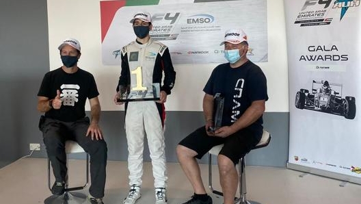 Enzo Trulli col trofeo a papà Jarno a sinistra