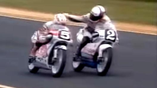 Phillip Island 1990: Hans Spaan dopo la gara da un pugno sul casco di Gresini reo di aver difeso in gara il compagno di squadra Capirossi aiutandolo a conquistare il suo primo mondiale