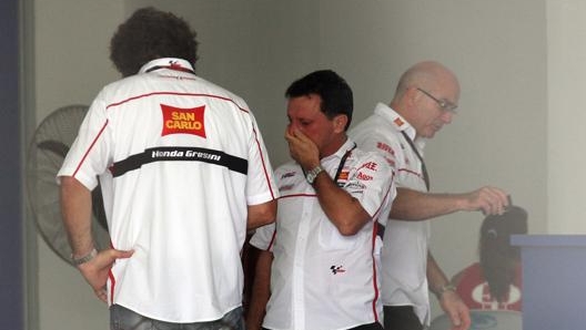 Paolo Simoncelli di spalle e Fausto Gresini a Sepang. È il 23 ottobre 2011, il giorno della morte del Sic. LaPresse