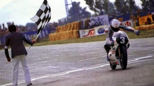 Gresini taglia il traguardo e segna  la vittoria del mondiale nel 1985