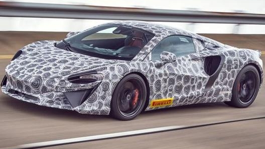 La McLaren Artura camuffata durante i test