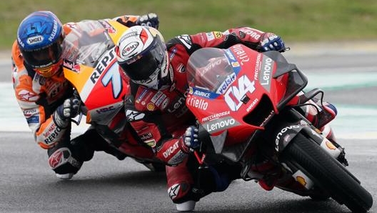 Andrea Dovizioso tallonato da Alex Marquez a Le Mans. EPA