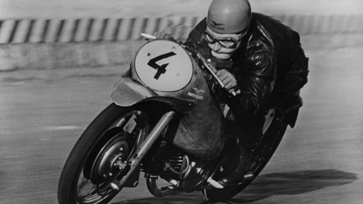 Bruno Ruffo in pista con la Moto Guzzi. Rcs