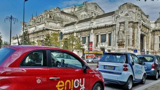 Auto di diversi servizi di car sharing davanti alla stazione Centrale di Milano