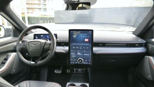 Al centro della plancia uno schermo da 15,5’’ pollici, interfaccia del sistema d’info-telematica Ford Sync 4a