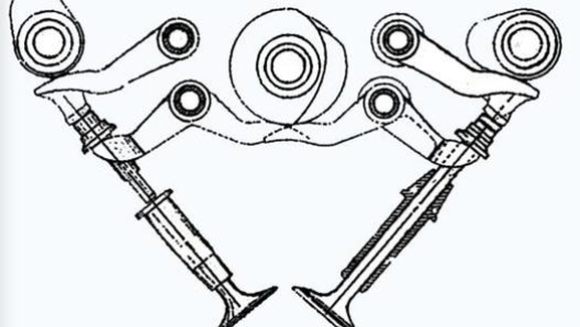 La configurazione con tre alberi a camme usata sulla Ducati 125 da Gran Premio del 1956: al centro l’albero del desmodromico per richiamare le valvole, ai lati gli alberi per aprire le valvole