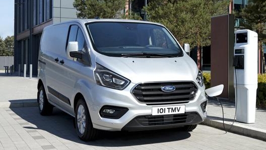 Il Ford Transit ibrido in fase di ricarica