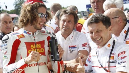 Marco Simoncelli, a sinistra, con Fausto Gresini. LaPresse