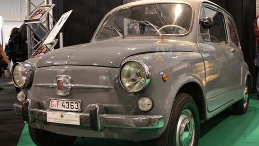 Una Fiat 600 delle fiamme gialle