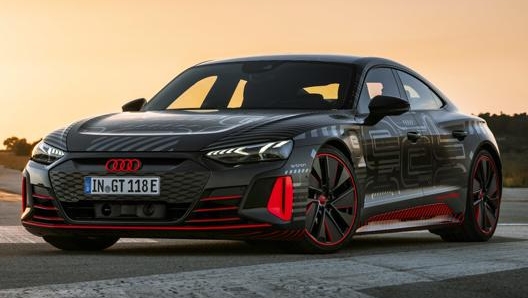 Il frontale dell’Audi e-tron GT si caratterizza per fari anteriori molto affilati