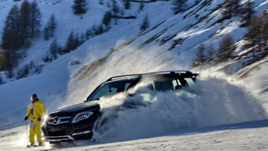 La Mercedes Glk 220 Cdi 4 Matic del 2011 sulla neve fresca a fianco di uno sciatore