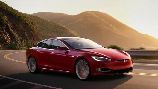 L’Autopilot di Tesla e gli altri sistemi analoghi si limitano ad assistere il conducente, non a sostituirlo