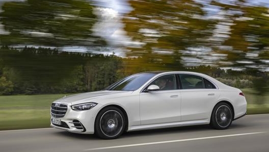 La Classe S 4Matic Eq-Boost ha una velocità massima (auto-limitata) di 250 km/h