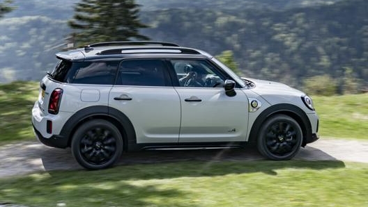 Al volante, la Countryman Cooper SE non delude le attese