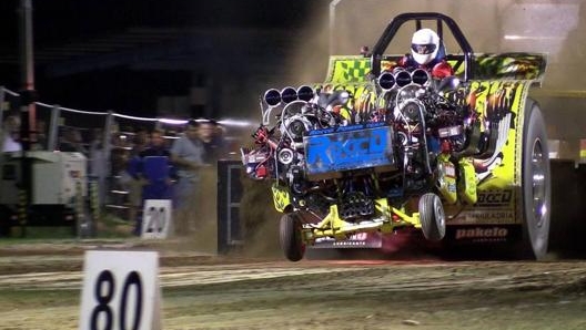 Una sorta di drag race per trattori: questo è il tractor pulling. RoccoPowerTeam