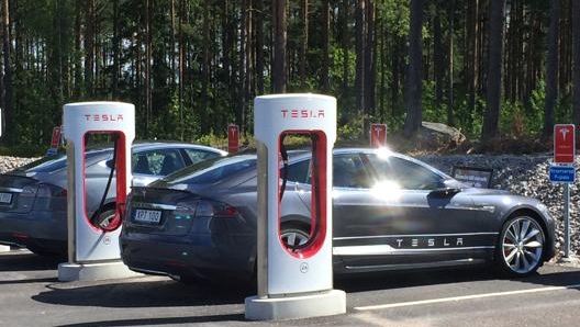 La diffusione dei Supercharger, così come di altre infrastrutture di ricarca pubbliche e private, cresce meno rispetto alla vendita di veicoli elettrici