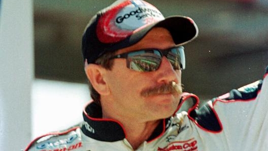 Dale Earnhardt è scomparso a 49 anni in un tragico incidente. Ap