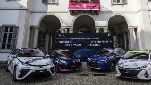 Da sinistra: Mirai, nuova Yaris, Lexus UX 300e e Prius Plug-in