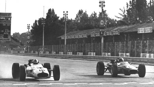 John Surtees precede Jack Brabham al GP d’Italia del 1967. Ansa