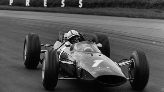 John Surtees (Ferrari) sul tracciato di Silverstone nel 1965. Getty