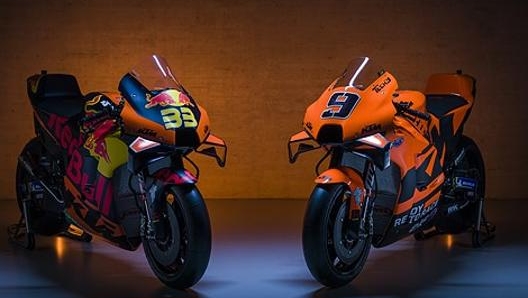 Le RC16 dei due team Ktm, quello ufficiale, a sinistra, e il Tech3, a destra