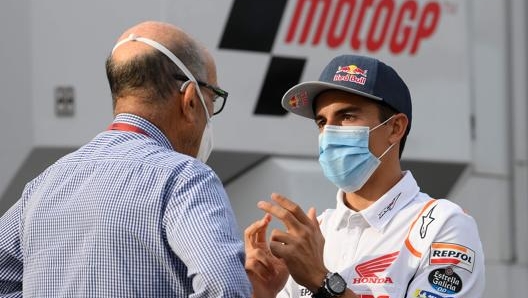 Carmelo Ezpeleta e Marc Marquez a colloquio a Barcellona nel settembre 2020. Afp