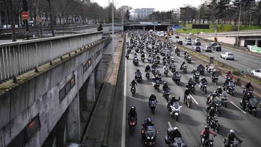 Le proteste dei motociclisti arrabbiati si sono svolte in diverse città francesi. Afp