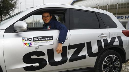 Filippo Ganna a bordo della Suzuki Vitara Hybrid con sistema 4WD AllGrip